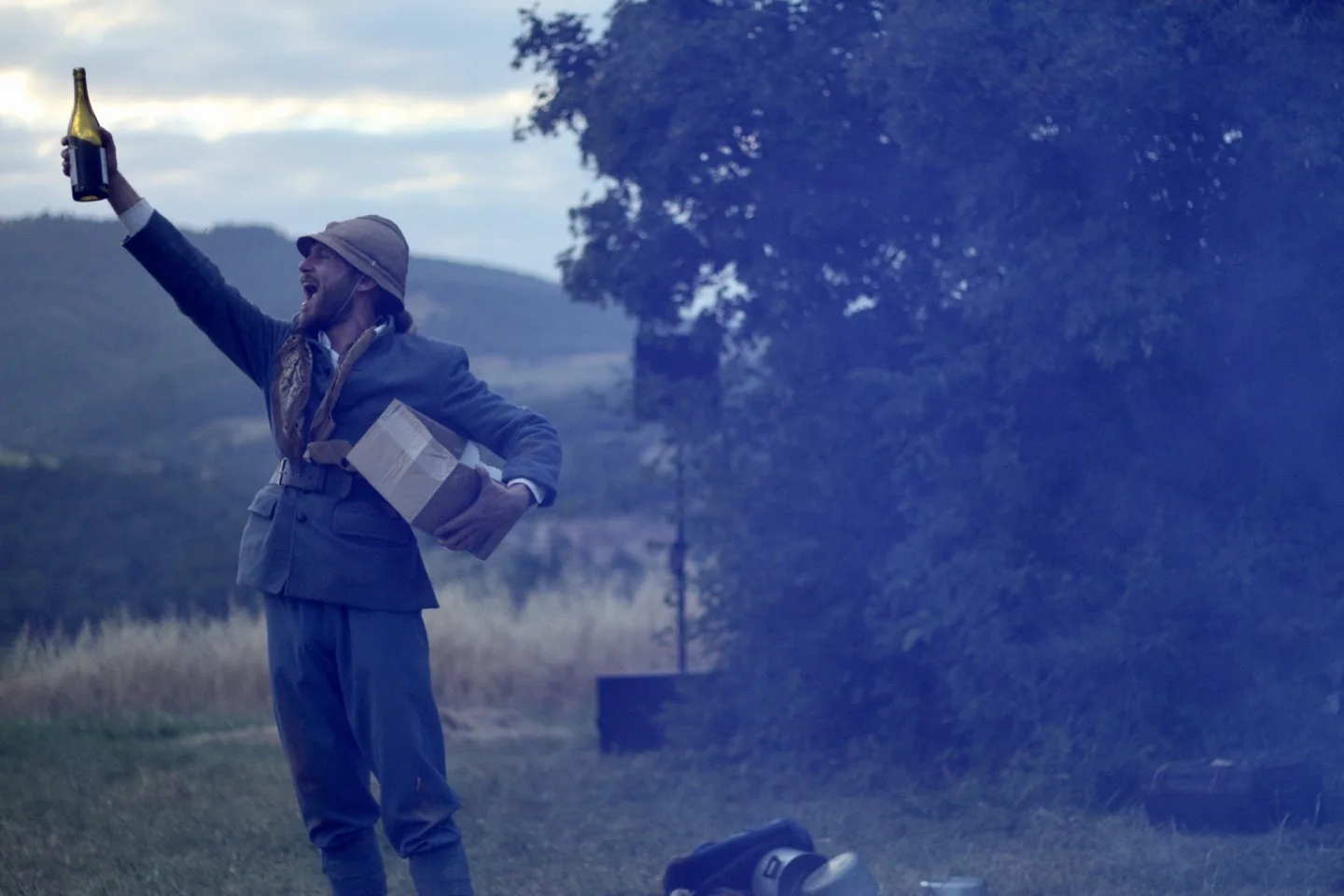 Acteur en scène dans les champs