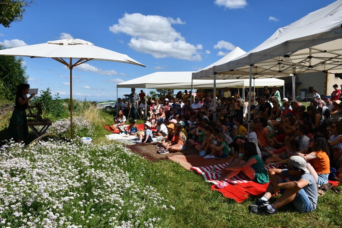 Public en plein air au coucher du soleil